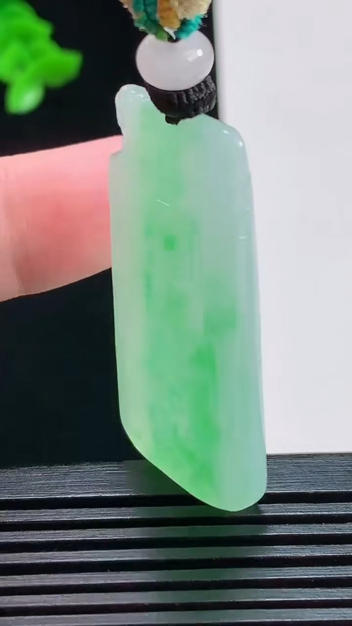 天然A货翡翠仿古无事牌吊坠，尺寸40.8-21-6.5 重量:17.15g
8月11日