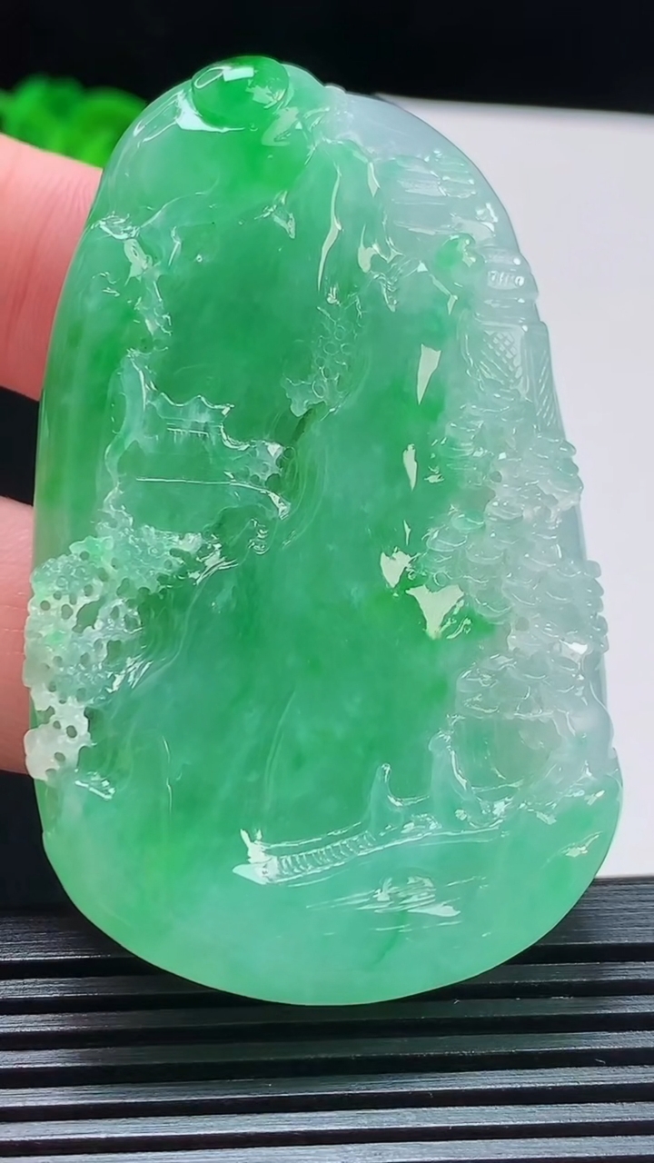天然A货翡翠山水牌吊坠，尺寸63-39-8.8 重量:46.25g
8月11日