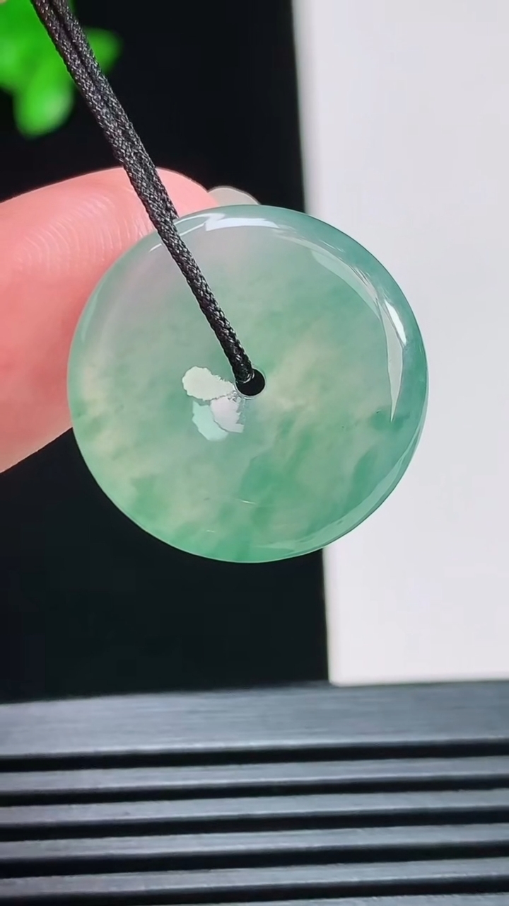 天然A货翡翠冰种飘花平安扣吊坠，尺寸20.5-4 重量:3.44g
8月11日