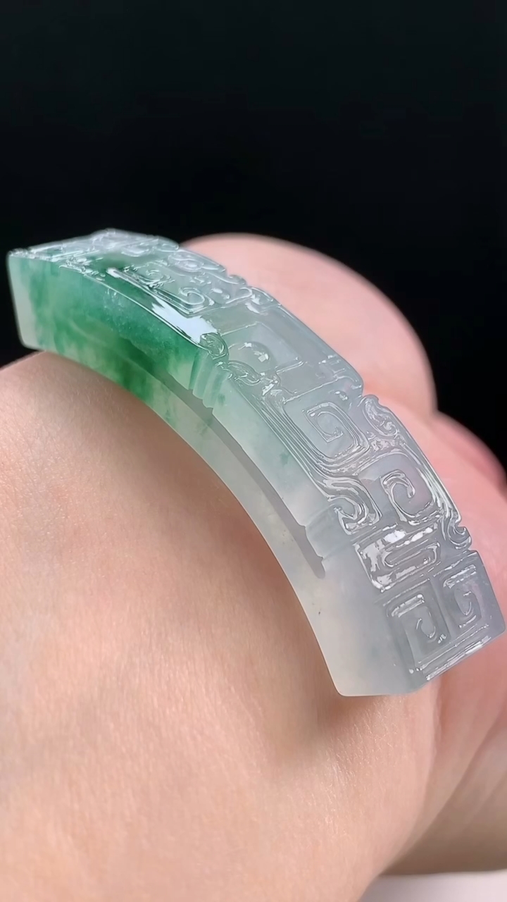 天然A货翡翠仿古无事牌手牌，尺寸57-12.5-9.2 重量:18.78g
8月11日