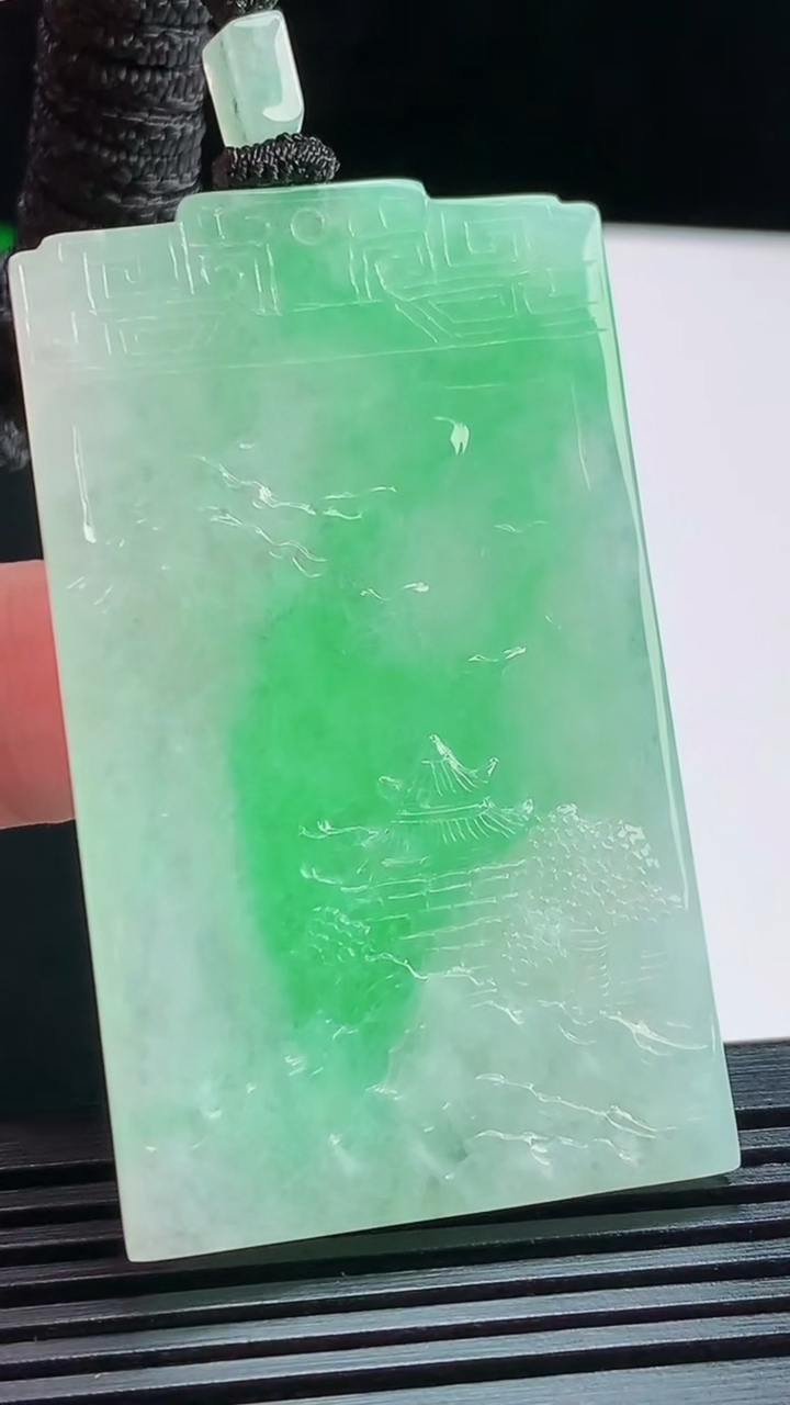 天然A货翡翠山水牌吊坠，尺寸56-33-5 重量:27.69g
8月11日