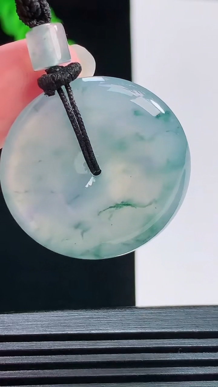 天然A货翡翠种飘花平安扣吊坠，尺寸30-5.8 重量:15.13g
8月11日