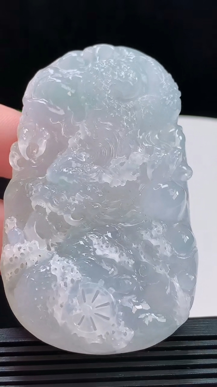 天然A货翡翠龙牌吊坠，尺寸79-45.8-16.5，重量:103.51g
8月11日