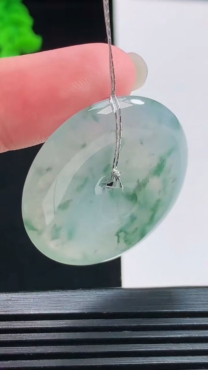 天然A货翡翠种飘花平安扣吊坠，尺寸33-5 重量:11.92g
8月11日