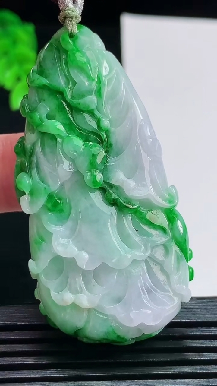 天然A货翡翠白菜吊坠，尺寸58.6-29.5-15 重量:37.01g
8月11日
