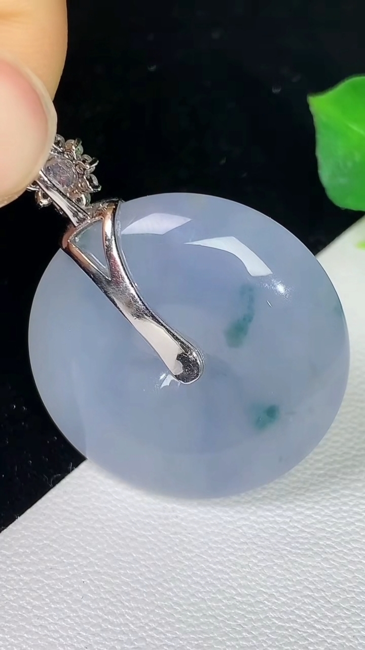 天然A货翡翠k金紫罗兰 飘花平安扣吊坠，尺寸27.3-7，重量:11.83g
8月11日
