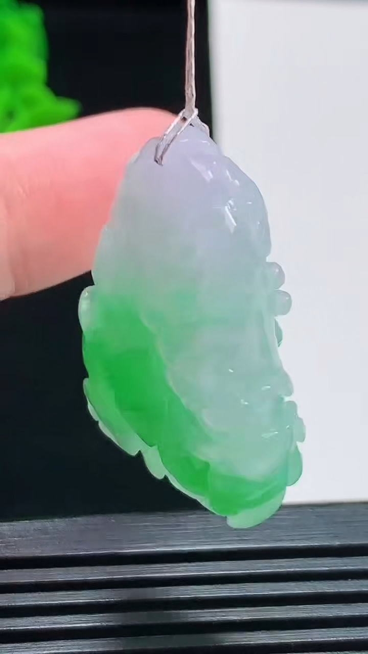 天然A货翡翠白菜吊坠，尺寸36.6-23.6-10.6 重量:15.32g
8月11日