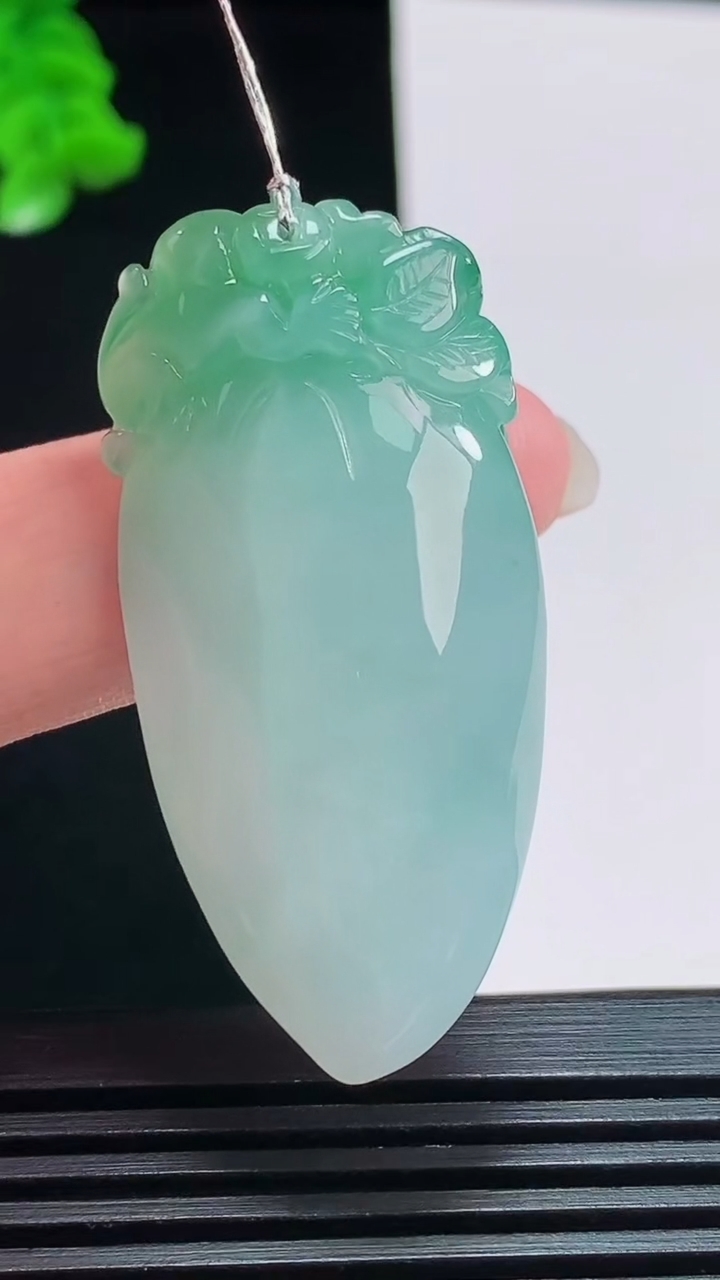 天然A货翡翠寿桃吊坠，尺寸45-21.5-11 重量:18.47g
8月11日