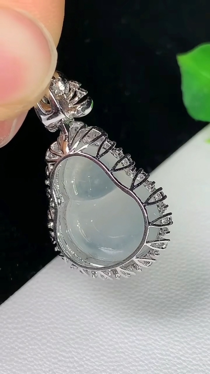 天然A货翡翠白冰葫芦吊坠，尺寸29.4-17.7-9.7，裸石18-14.6，重量:4.66g
8月11日