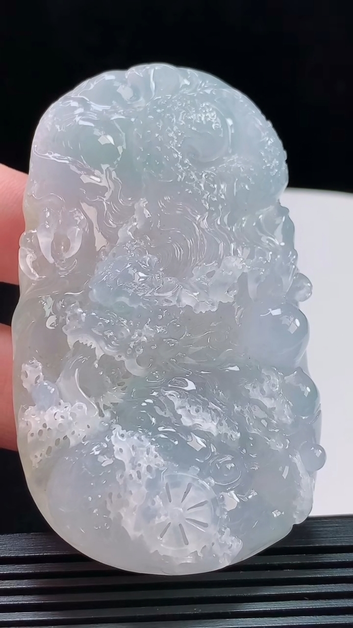 天然A货翡翠龙牌吊坠，尺寸79-45.8-16.5，重量:103.51g
8月11日