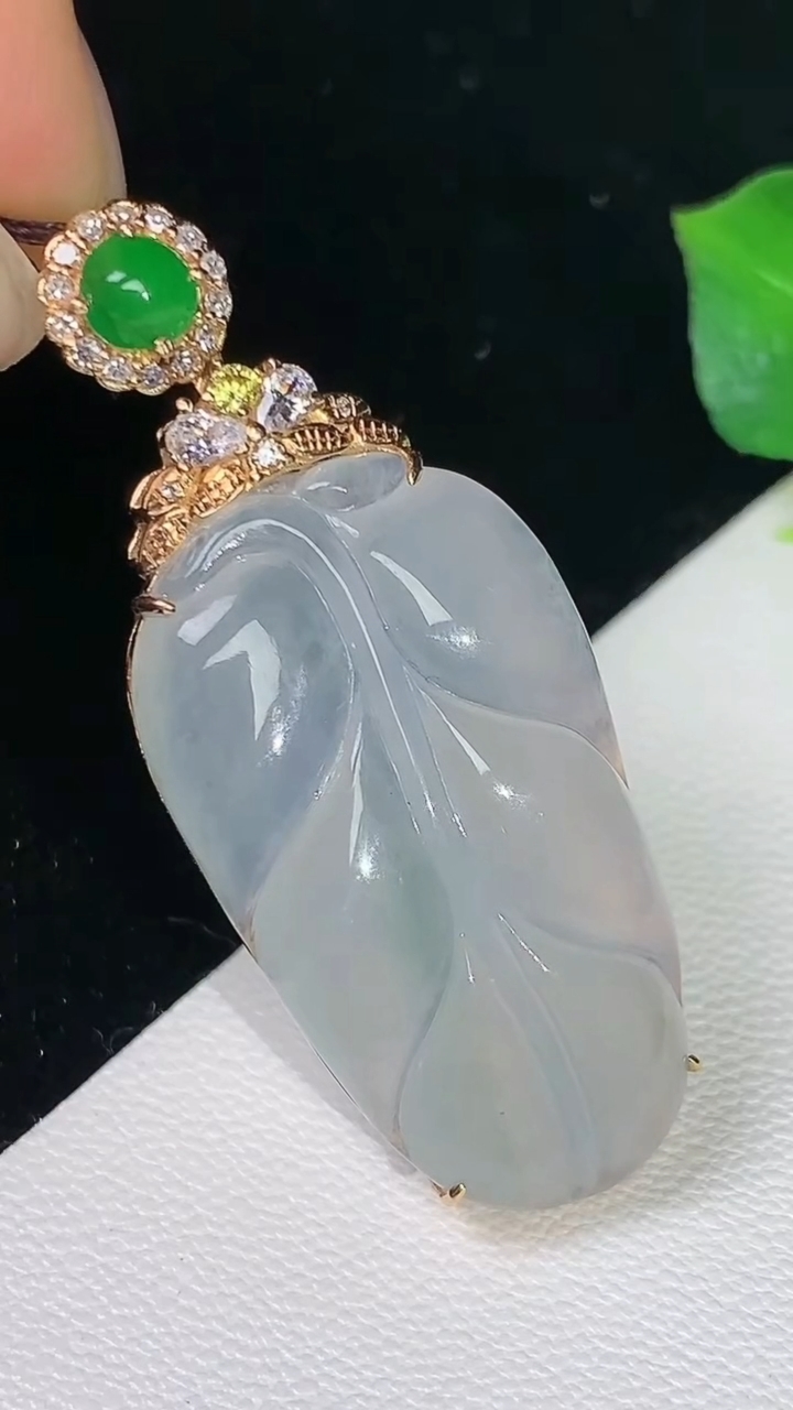 天然A货翡翠金枝玉叶 叶子吊坠，尺寸41.3-29-16.9-7.8，重量:5.87g
8月11日