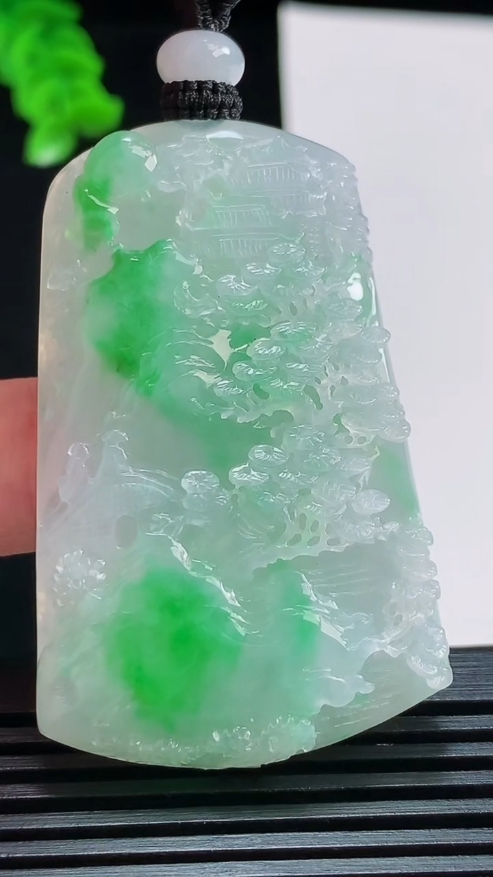 天然A货翡翠山水牌吊坠，尺寸52-33-8.6 重量:32.60g
8月11日