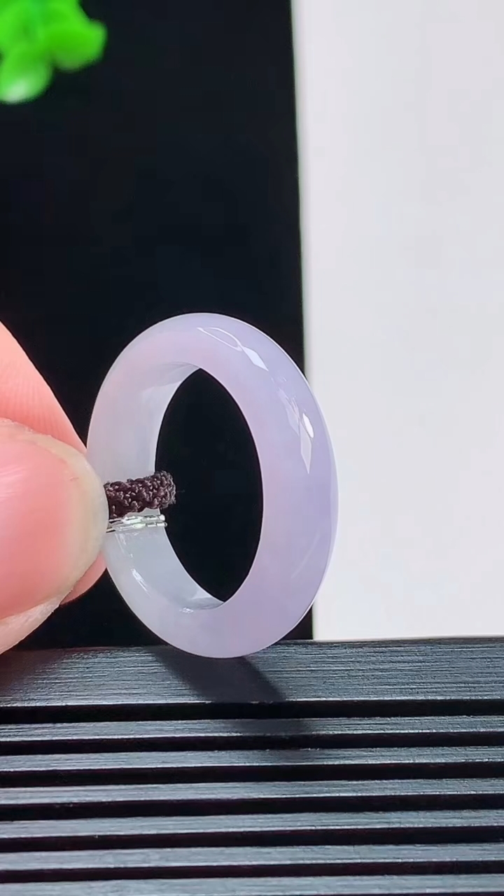 天然A货翡翠紫罗兰玉指环 戒指，尺寸17.8-5.2-3.5 重量:4.11g2026年8月11日
