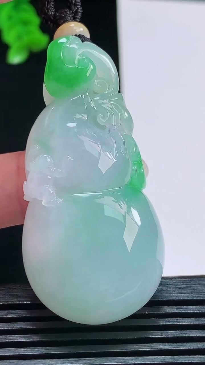 天然A货翡翠葫芦吊坠，尺寸55-27-12.5 重量:34.90g
8月11日