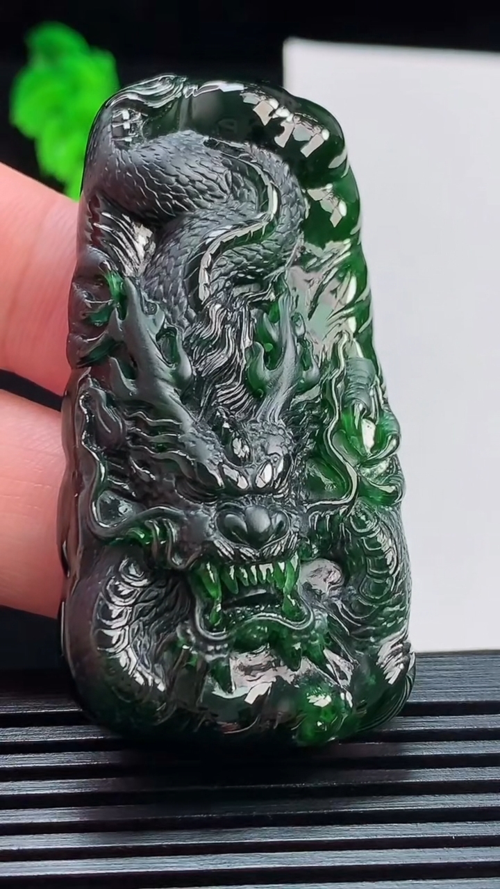 天然A货翡翠龙牌吊坠，尺寸60-30-11，重量:33.28g
8月11日