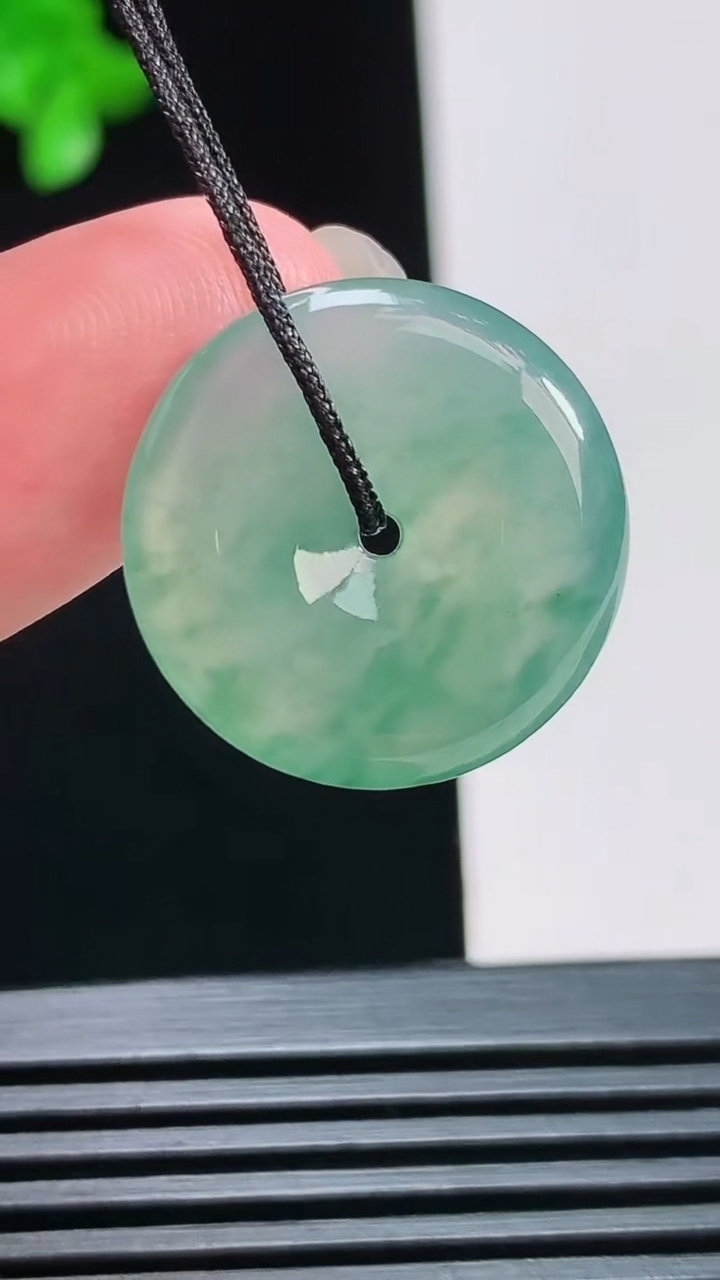 天然A货翡翠冰种飘花平安扣吊坠，尺寸20.5-4 重量:3.44g
8月11日
