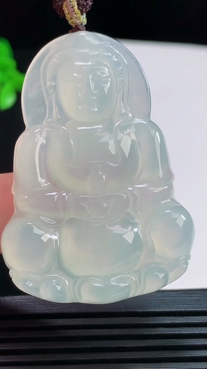 天然A货翡翠正装观音吊坠，尺寸51-36-5.8 重量:18.55g
8月11日