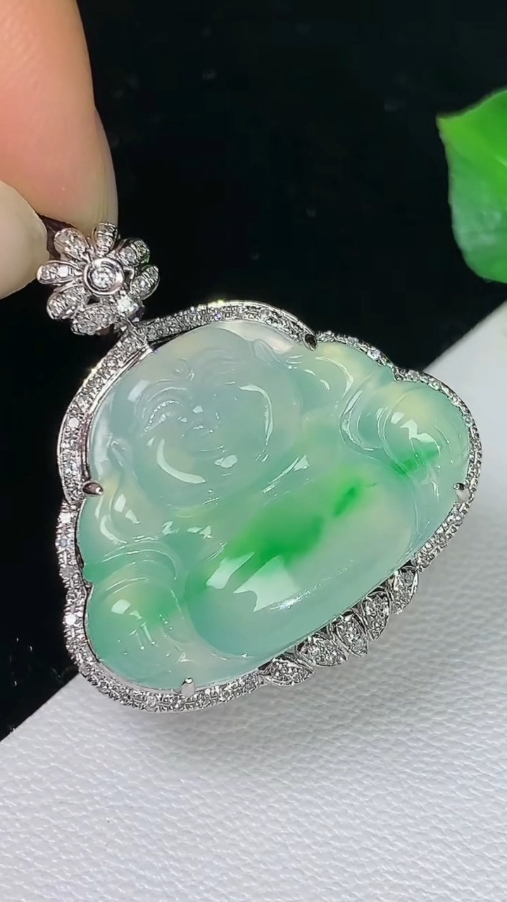 天然A货翡翠佛公吊坠，尺寸29.7-26.9-7.8，裸石17.8-24.5，重量:5.59g
8月11日