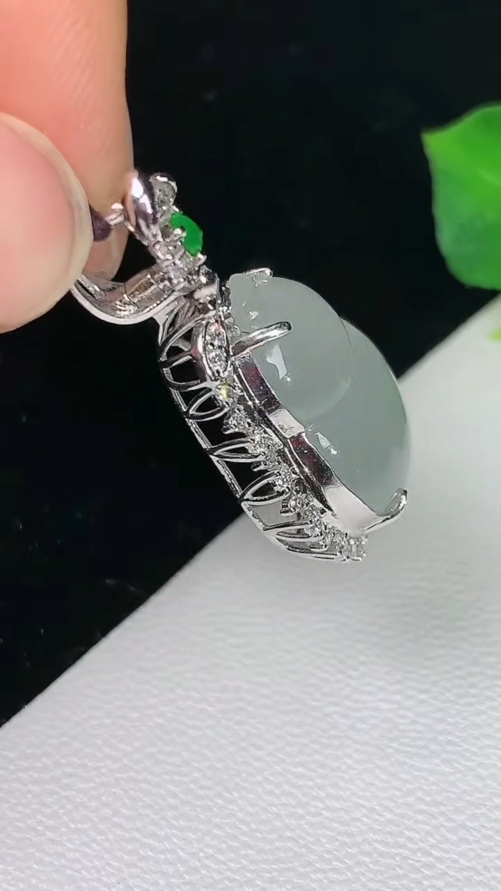 天然A货翡翠白冰葫芦吊坠，尺寸29.4-17.7-9.7，裸石18-14.6，重量:4.66g
8月11日