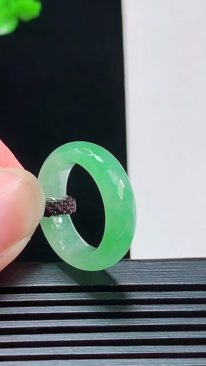 天然A货翡翠玉指环 戒指，尺寸15.2-5.6-4，重量:3.63g2026年8月11日
工厂直销收
