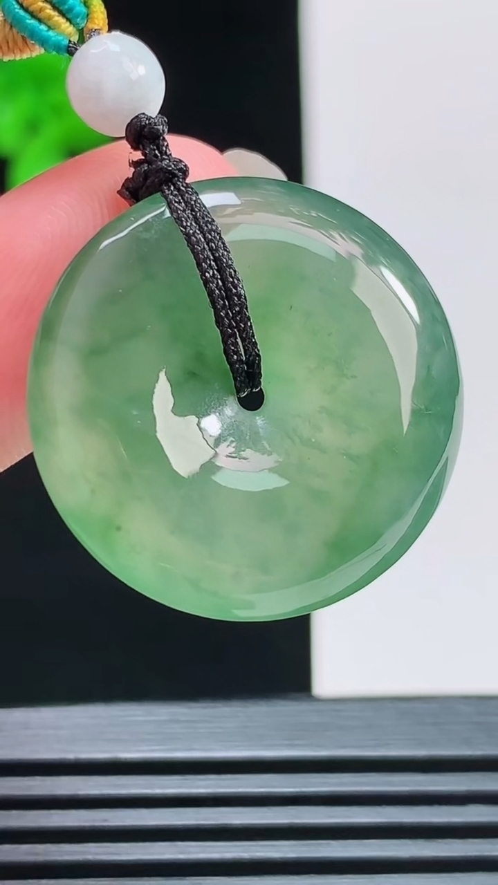 天然A货翡翠平安扣吊坠，尺寸26-5.8，重量:10.30g
8月11日