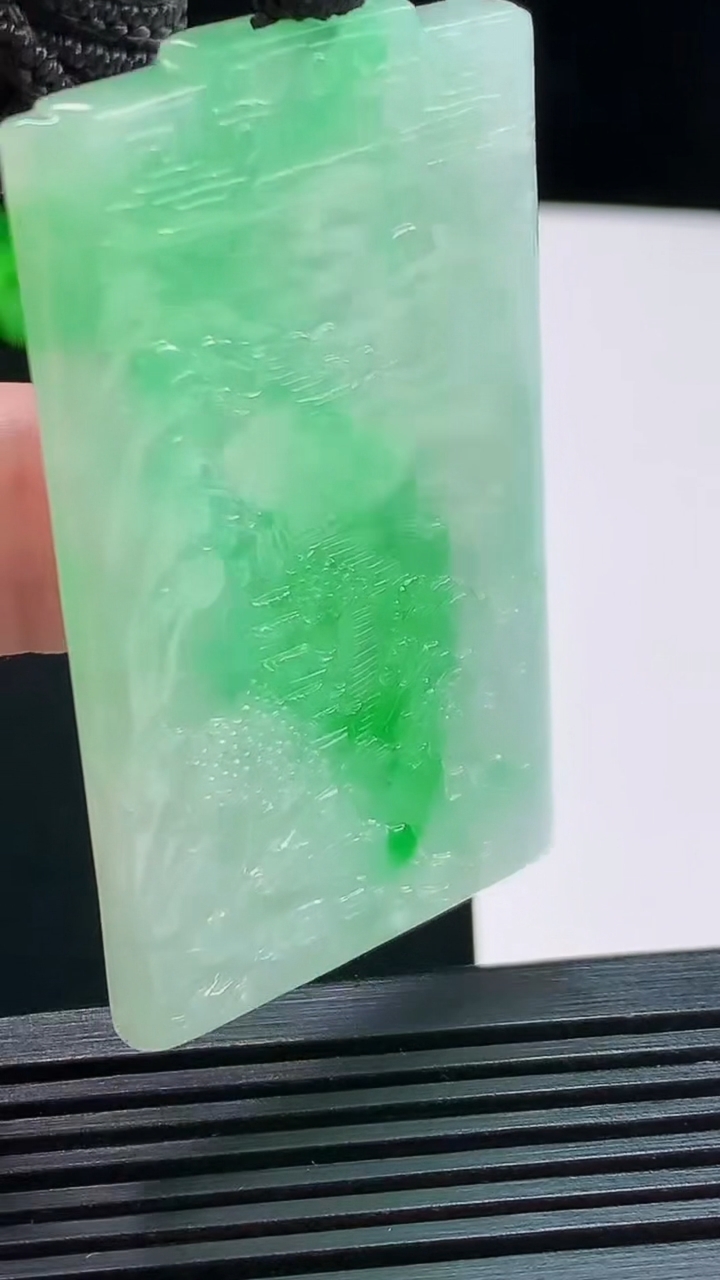 天然A货翡翠山水牌吊坠，尺寸56-33-5 重量:27.69g
8月11日