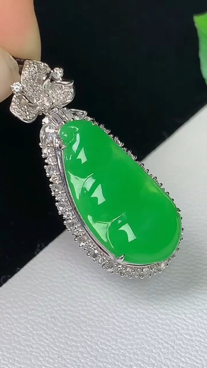 天然A货翡翠福豆吊坠，尺寸29.4-12.7-7，裸石19.4-9.6，重量:3.00g
8月11日
