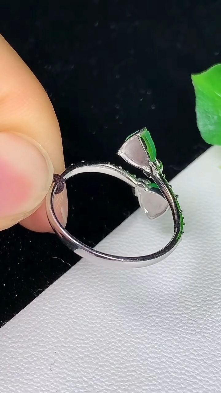 天然A货翡翠莲蓬戒指，尺寸17.3-4.6-5.2，重量:2.00g2026年8月11日
工厂直销收藏佳品,种好水足，色泽均匀，有种有色，上手高大气！