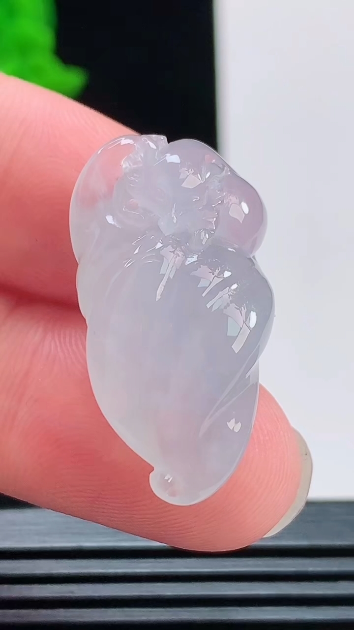 天然A货翡翠九尾狐吊坠，尺寸29-15.6-10.5 重量:7.37g
8月11日