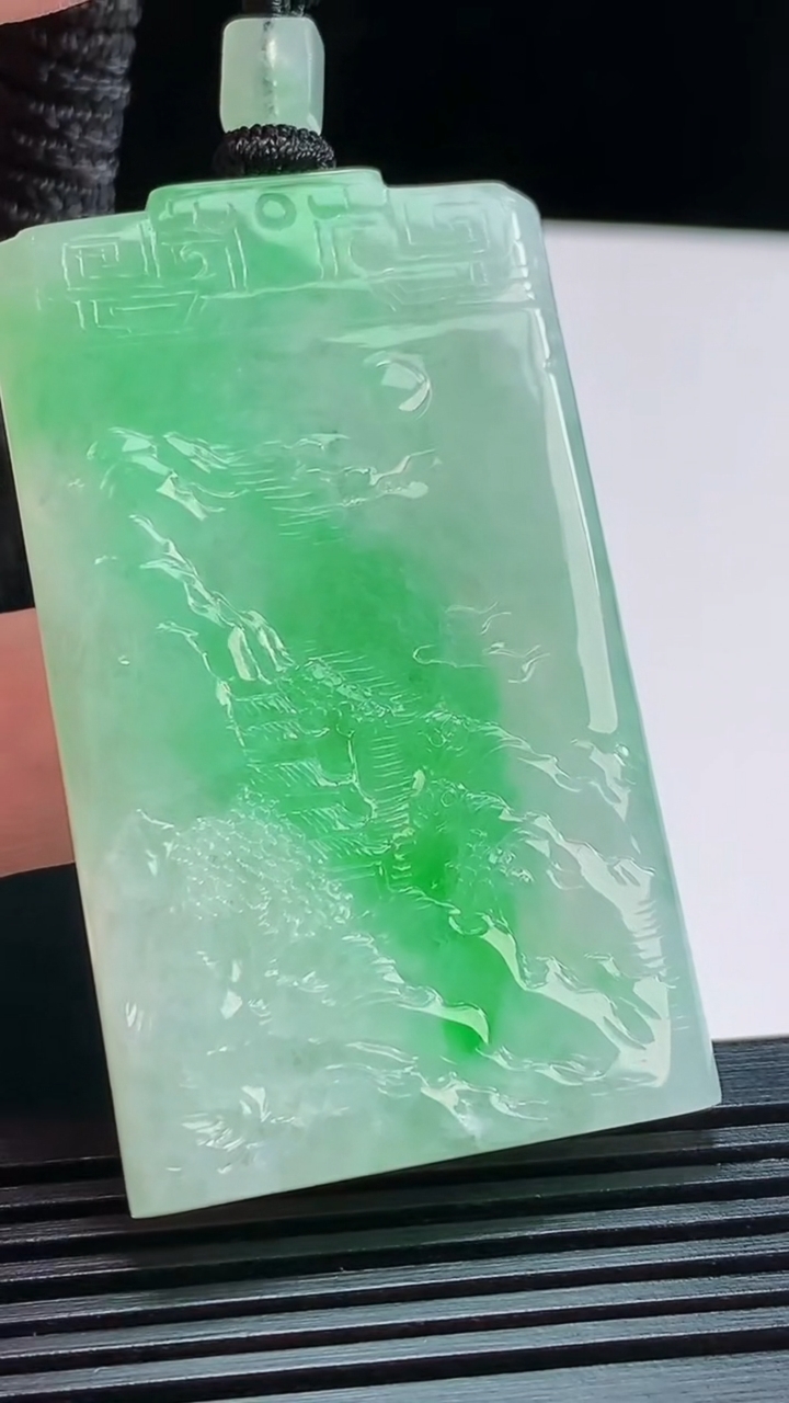 天然A货翡翠山水牌吊坠，尺寸56-33-5 重量:27.69g
8月11日