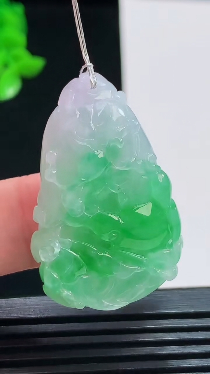 天然A货翡翠白菜吊坠，尺寸36.6-23.6-10.6 重量:15.32g
8月11日