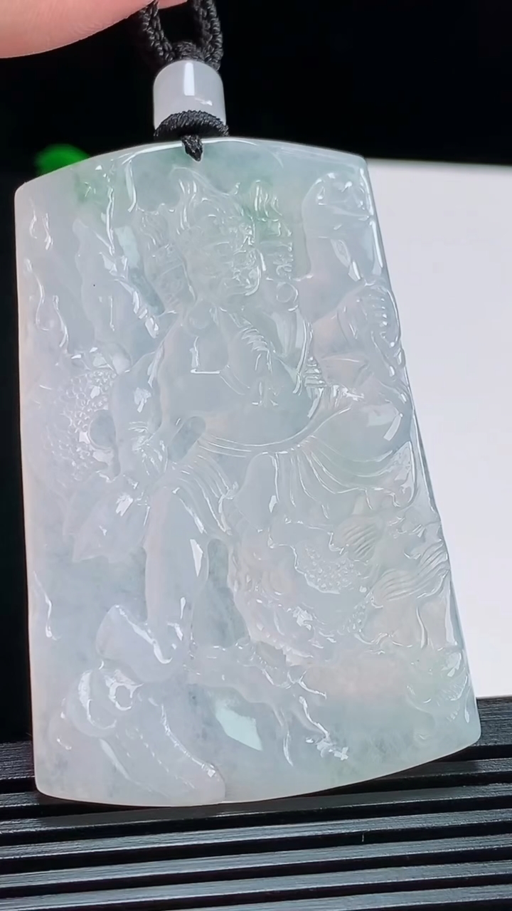 天然A货翡翠御龙不动明王吊坠，尺寸61.8-39.5-5，重量:33.69g
8月11日