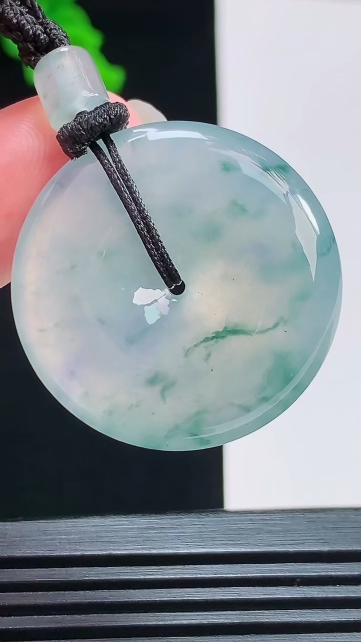 天然A货翡翠种飘花平安扣吊坠，尺寸30-5.8 重量:15.13g
8月11日