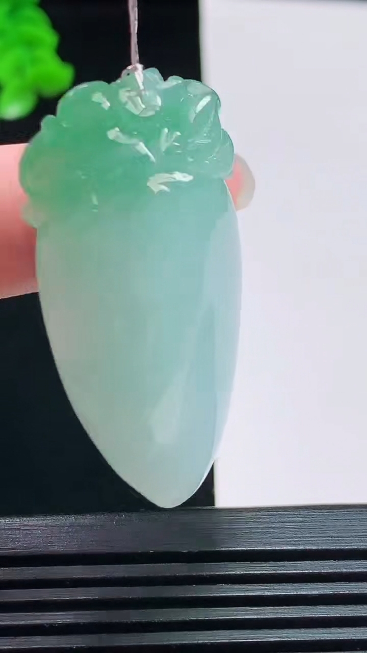 天然A货翡翠寿桃吊坠，尺寸45-21.5-11 重量:18.47g
8月11日