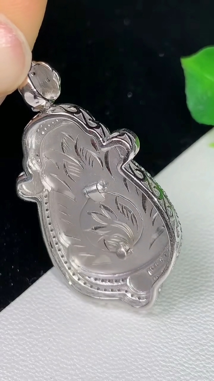 天然A货翡翠财神爷吊坠，尺寸38.9-19.6-7.9，裸石24.4-17.4，重量:7.20g
8月11日