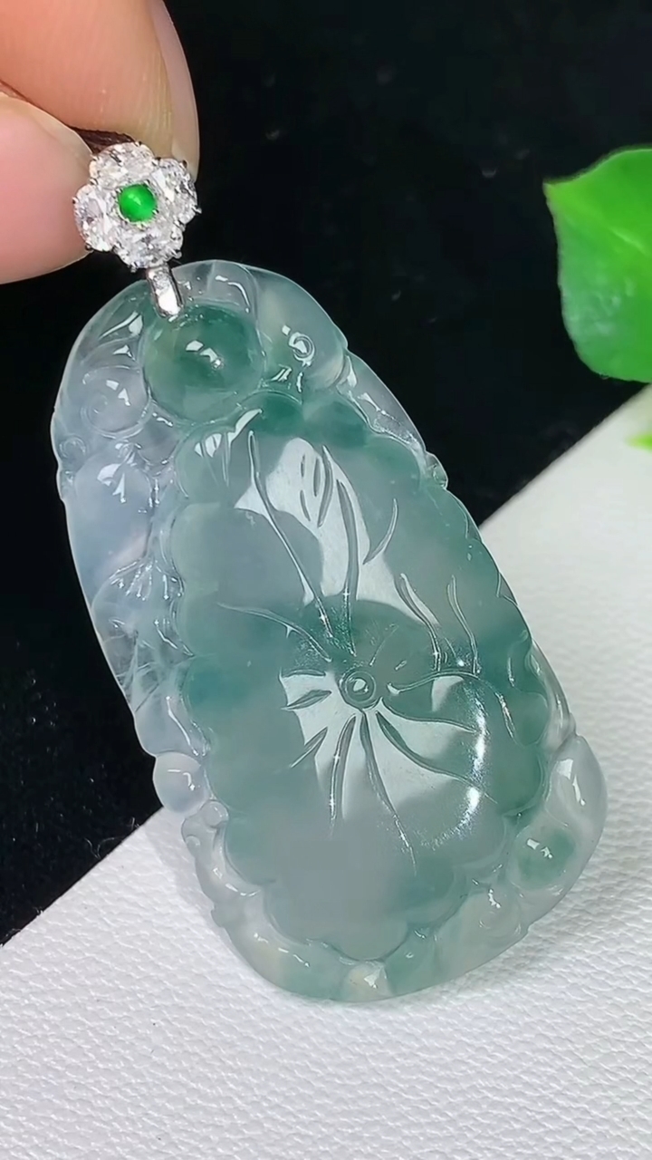 天然A货翡翠飘花荷叶鱼吊坠，尺寸35.8-19.5-4.5，重量:6.52g
8月11日