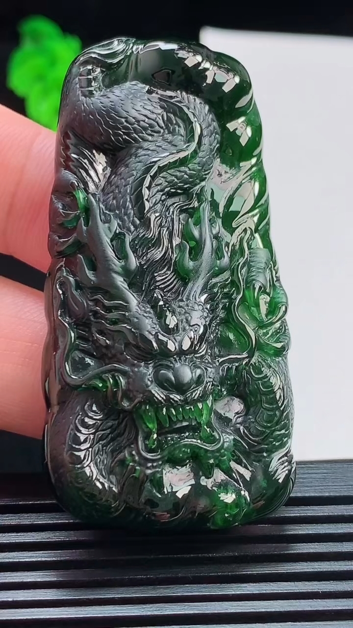 天然A货翡翠龙牌吊坠，尺寸60-30-11，重量:33.28g
8月11日