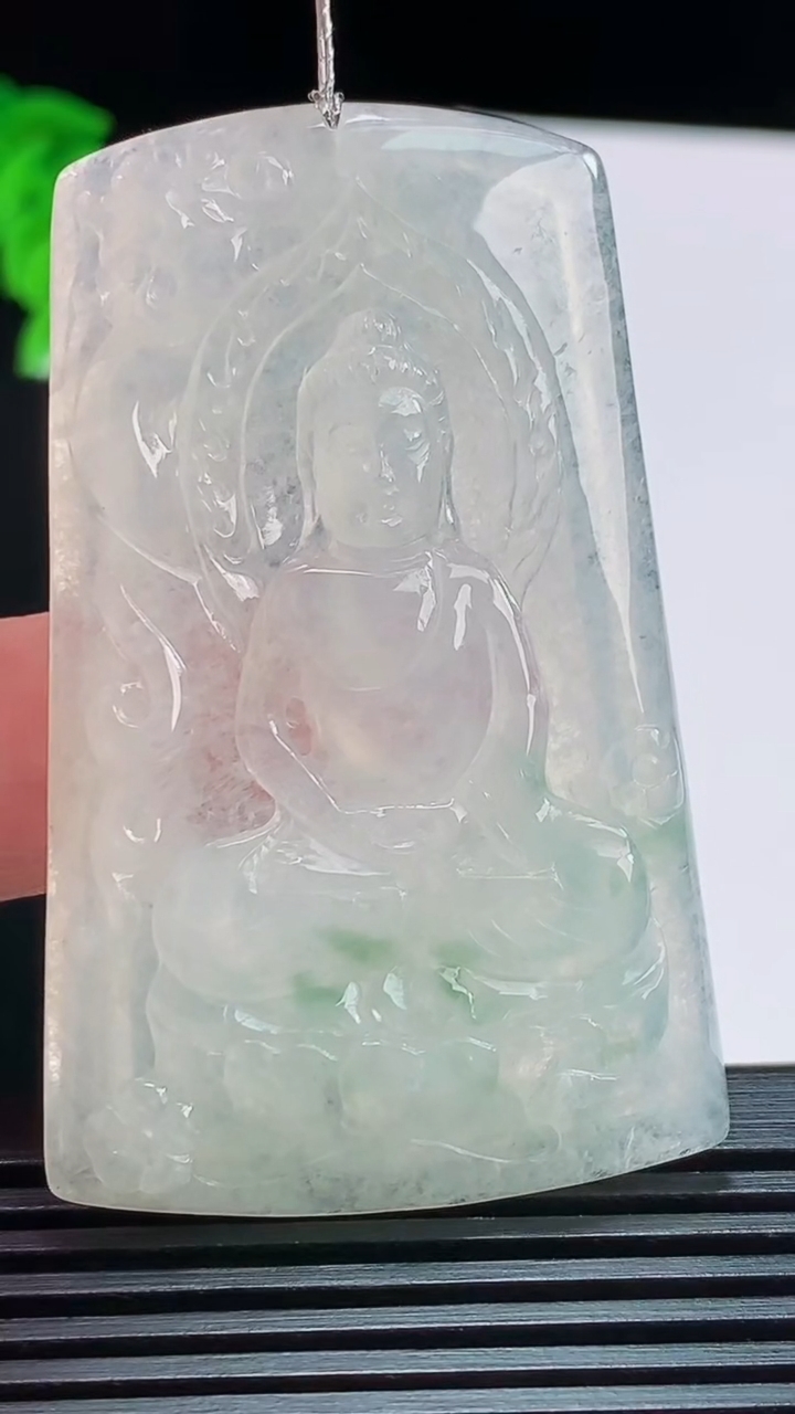 天然A货翡翠飘花大日如来佛吊坠，尺寸57-35-4.5 重量:19.25g
8月11日