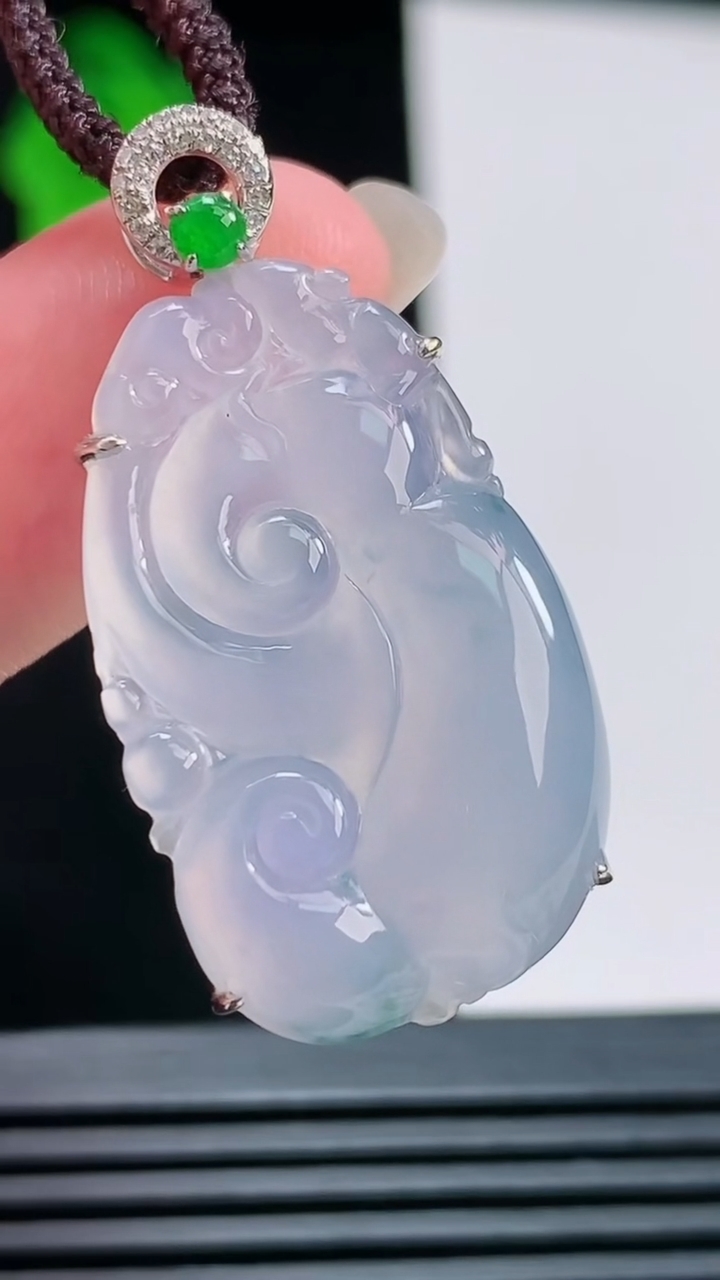 天然A货翡翠种紫罗兰 飘花如意吊坠，尺寸35-18-6.2，裸石28-18 重量:4.95g
8月11日