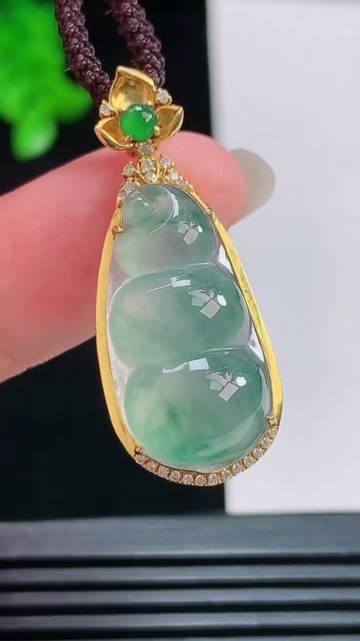 天然A货翡翠种飘花福豆吊坠，尺寸34-13.6-8.8，裸石22-12 重量:4.08g
8月11日