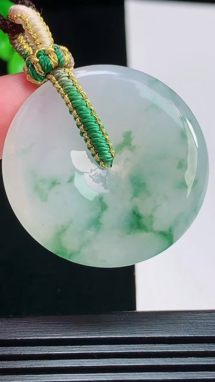 天然A货翡翠飘花平安扣吊坠，尺寸36-5.6 重量:16.49g
8月11日