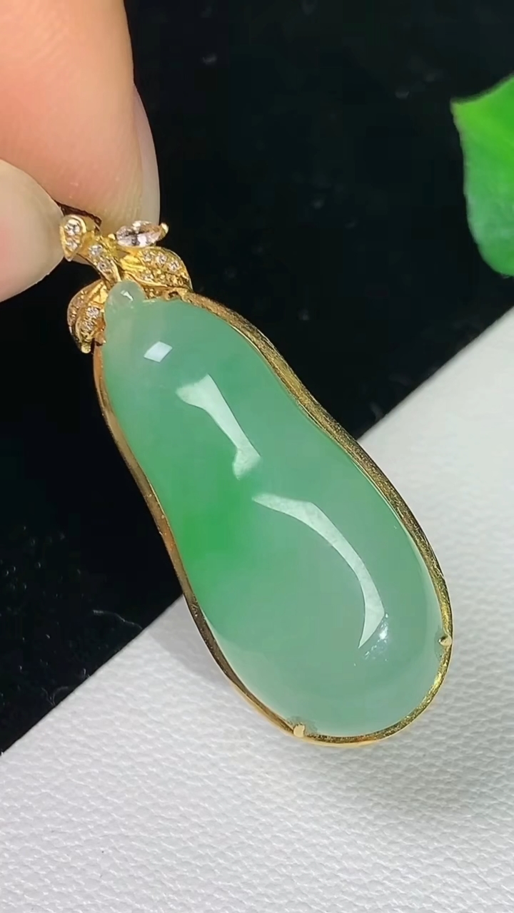 天然A货翡翠福瓜吊坠，尺寸30.9-12.5-7.3
8月11日