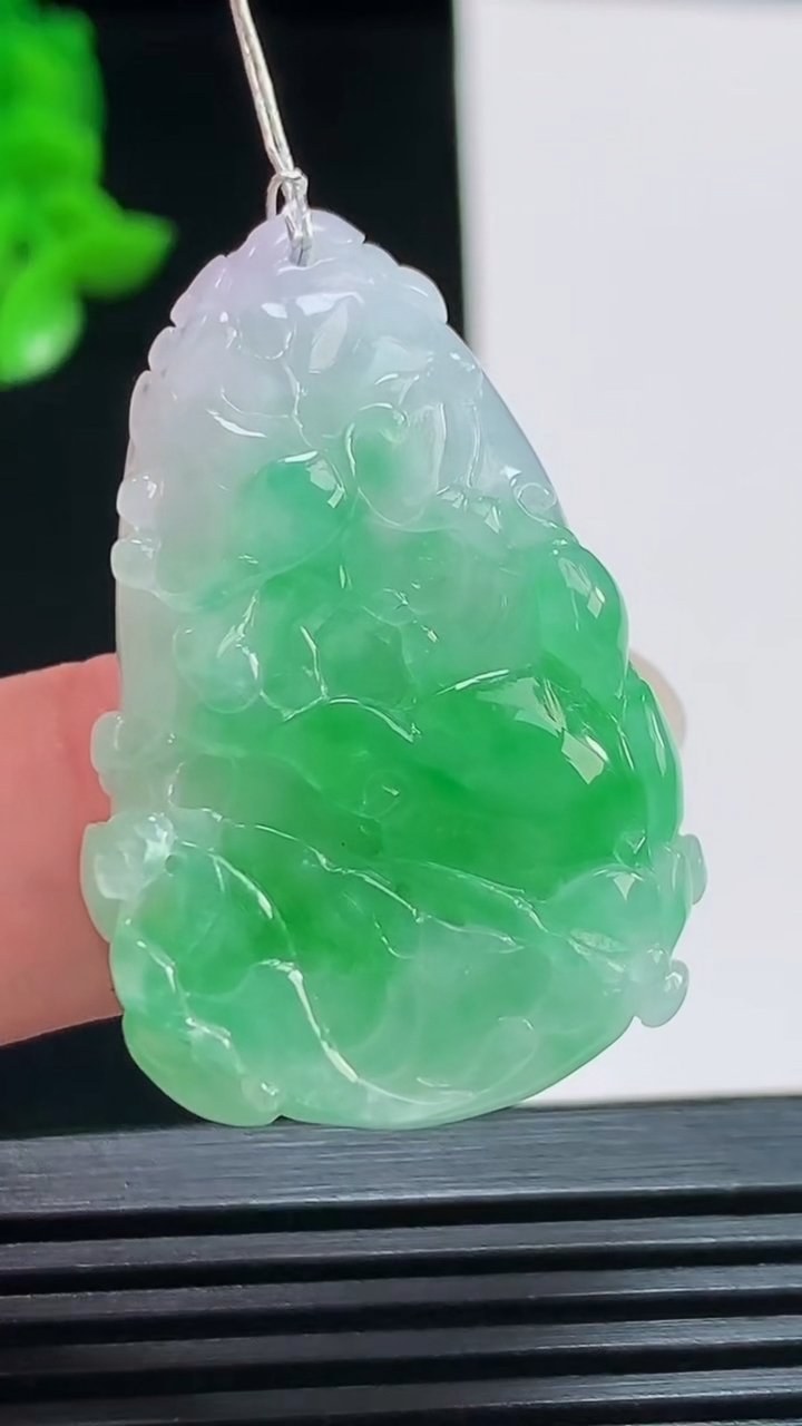 天然A货翡翠白菜吊坠，尺寸36.6-23.6-10.6 重量:15.32g
8月11日