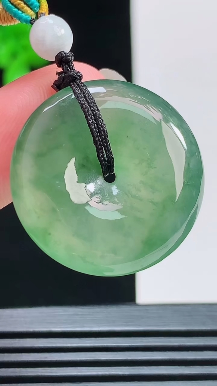 天然A货翡翠平安扣吊坠，尺寸26-5.8，重量:10.30g
8月11日