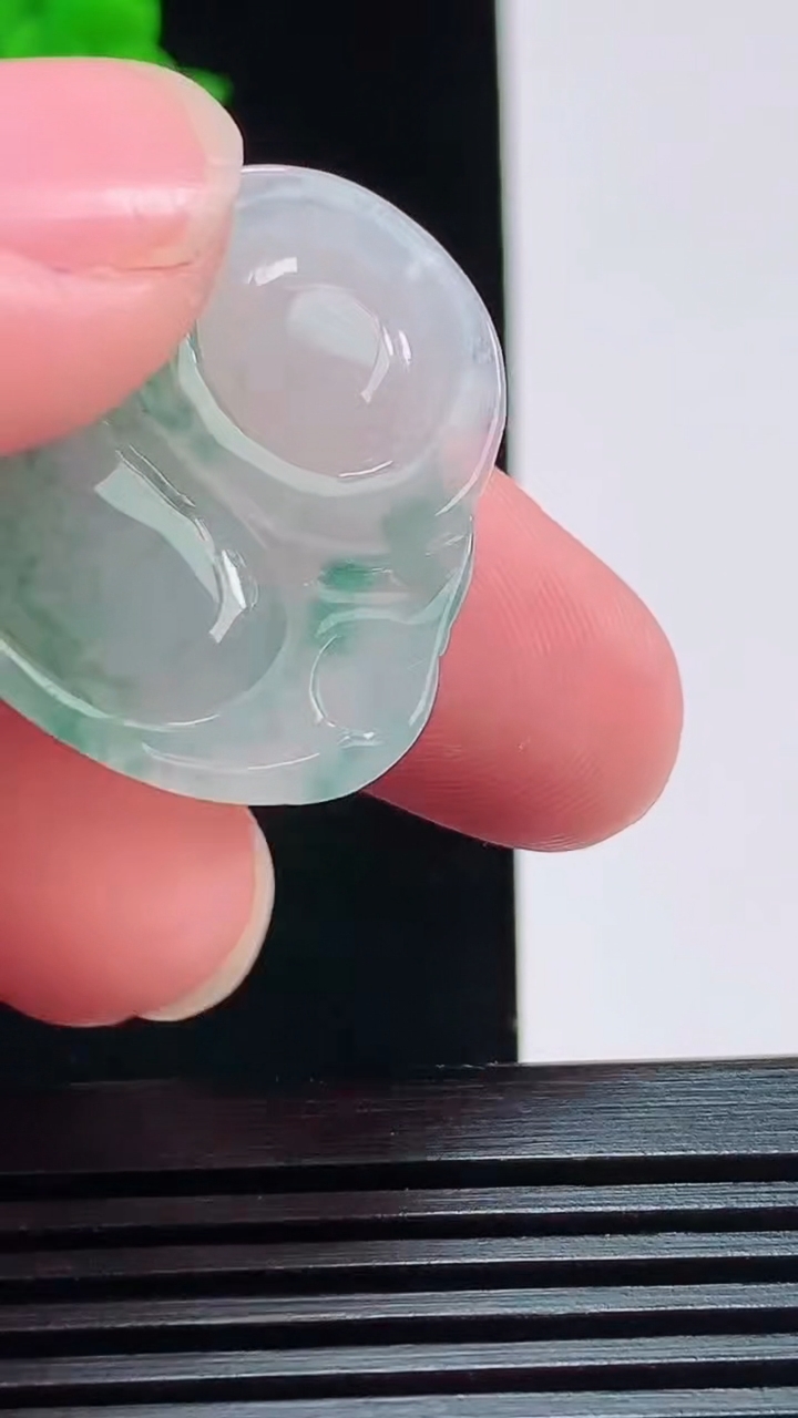 天然A货翡翠飘花佛公吊坠，尺寸28-30-6.2，重量:8.51g
8月11日