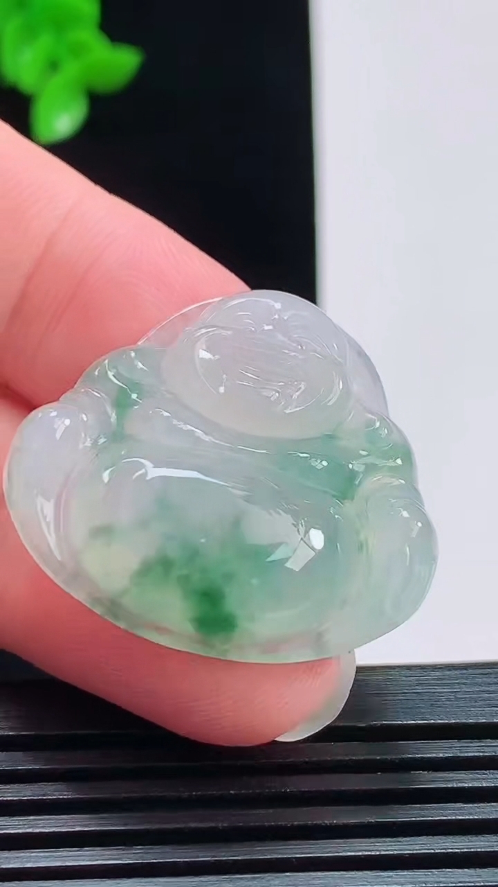 天然A货翡翠飘花佛公吊坠，尺寸28-30-6.2，重量:8.51g
8月11日
