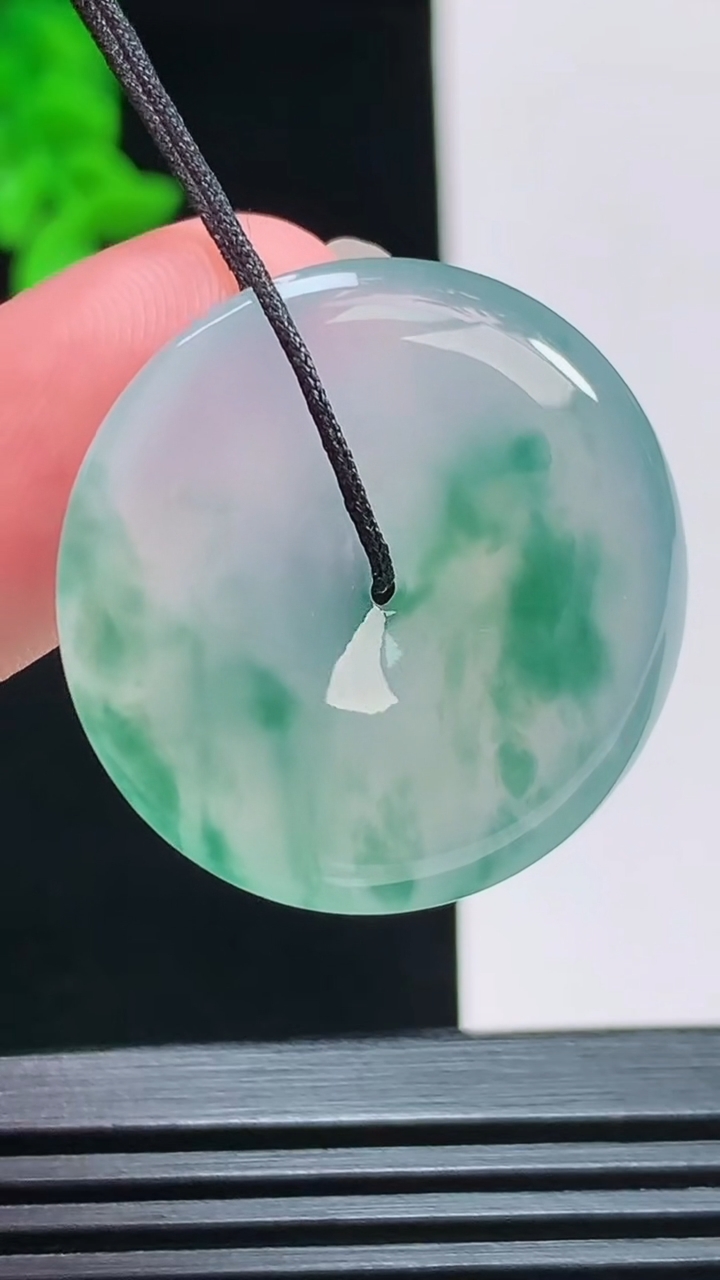 天然A货翡翠种飘花平安扣吊坠，尺寸28-5.5 重量:9.14g
8月11日
