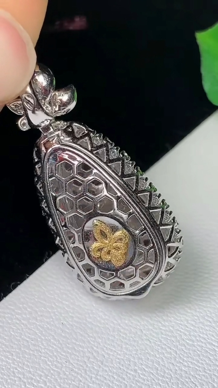 天然A货翡翠如意吊坠，尺寸32.9-15.3-9.9，裸石20.5-12.6，重量:6.01g
8月11日