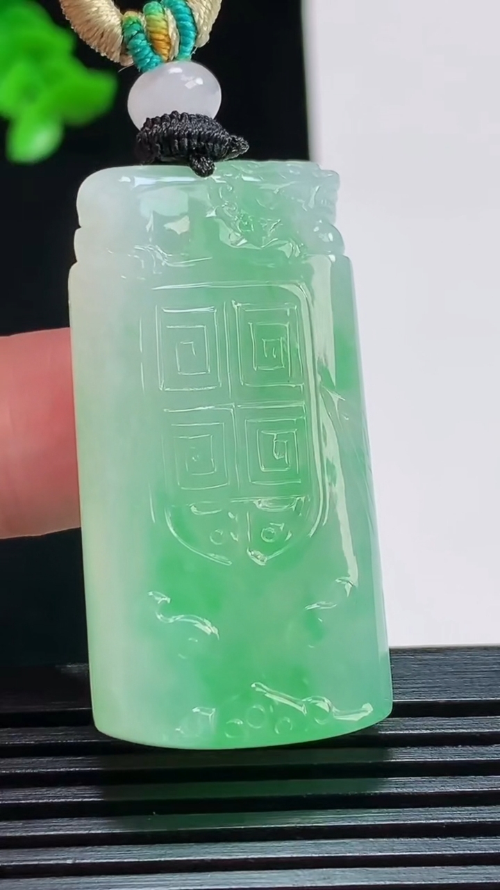 天然A货翡翠仿古无事牌吊坠，尺寸40.8-21-6.5 重量:17.15g
8月11日