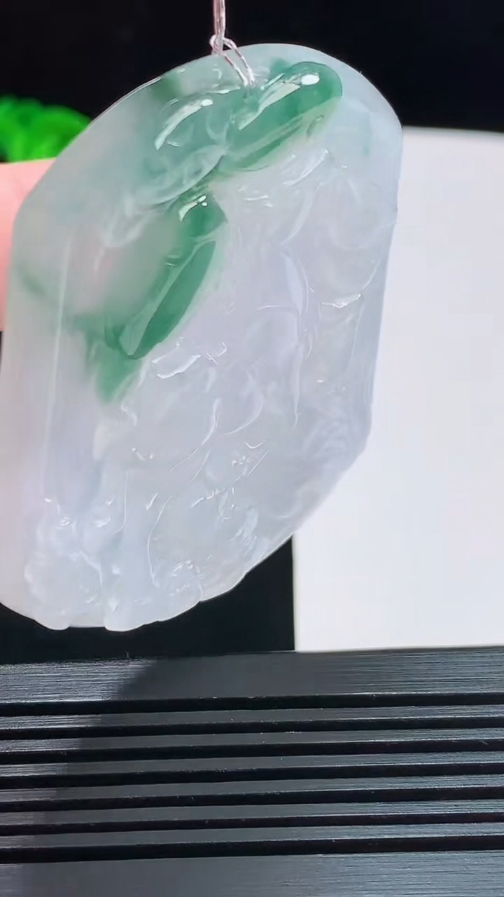 天然A货翡翠飘花生肖马牌吊坠，尺寸56-46.5-5.8 重量:32.45g
8月11日